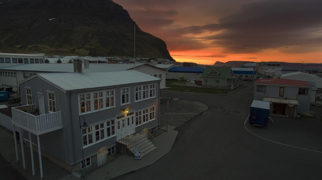Einarshusid Guesthouse Bolungarvík Exterior foto
